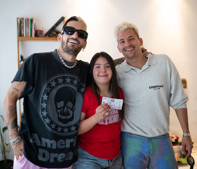 ¡Mau y Ricky sorprenden a sus fans llevándoles las entradas!