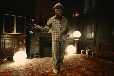Rauw Alejandro publicó su nuevo video de “Ron cola”