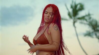 Karol G estrenó el video de "Mientras me curo del cora"