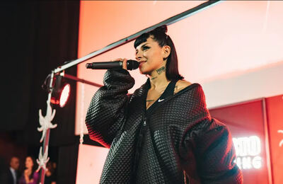 Cazzu apareció por sorpresa en la avant premiere de su videoclip "Brinca"