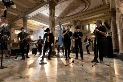 Los Auténticos Decadentes y Calamaro reversionan "Costumbres Argentinas"