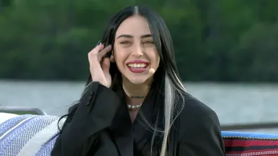 ¡Increíble! Una pasajera escuchaba a Nicki Nicole sin percatarse que ella estaba al lado