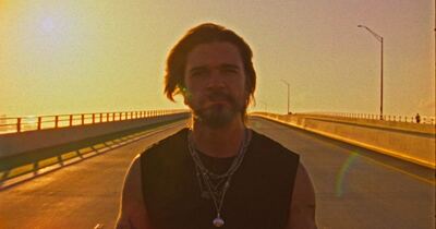 Juanes enamora con “Cuando estamos tú y yo”