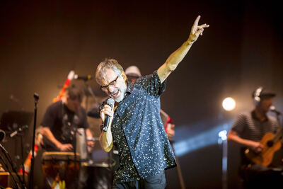 Los Autenticos Decadentes llevan su fiesta a La Plata