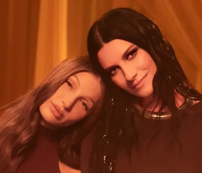 Laura Pausini y Yami Safdie se unen en una emotiva versión de "Eso y Más"