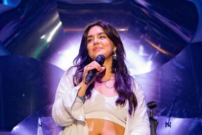 Ángela Leiva estrena "Sin Servicio"
