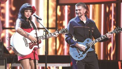 Juanes y Mon Laferte se unen en el emotivo "Vuelve"