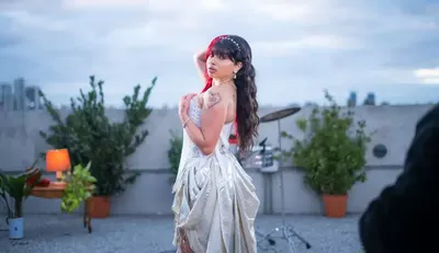 Candu Domínguez estrena una versión íntima de "Que Ironía"
