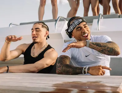 Ozuna y Omar Courtz unen dos generaciones de reguetón en "ZIZI"
