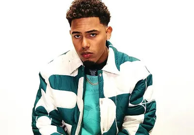 Myke Towers reflexiona sobre la vulnerabilidad en "Carita Feliz"