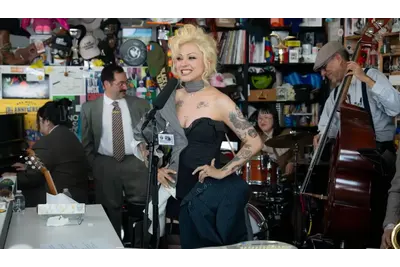 Mon Laferte inauguró la nueva temporada del Tiny Desk
