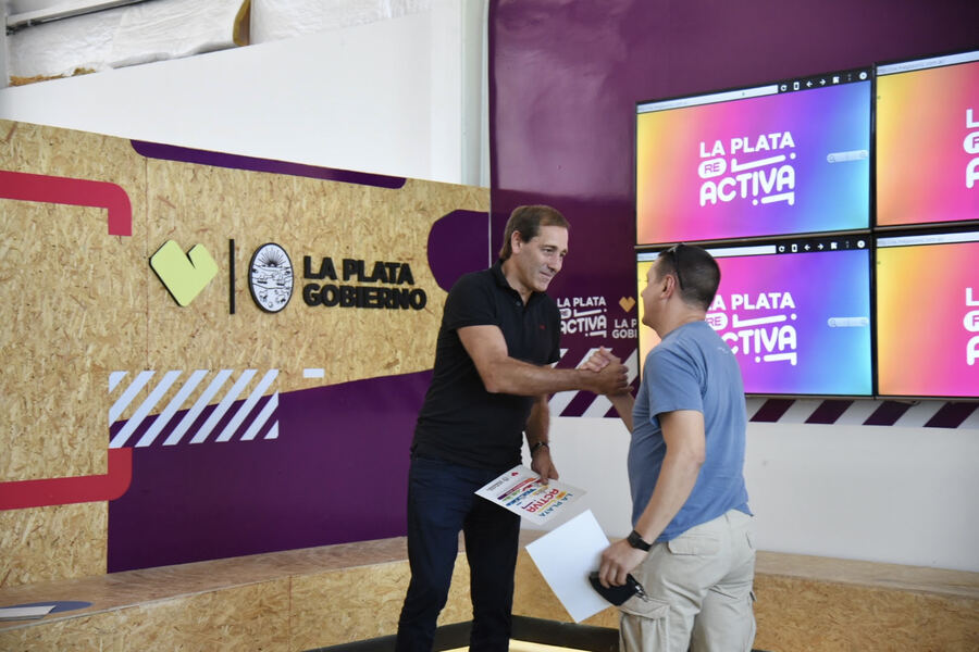 La Plata: Entregan subsidios por 30 millones de pesos a comerciantes y pymes