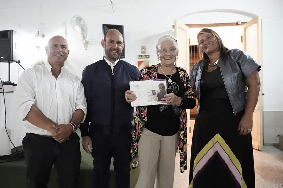 Baradero: Entregan tablets a jubilados para garantizar el acceso a la conectividad