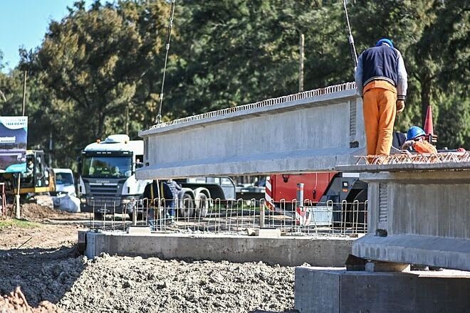 Escobar: Continúan los trabajos de construcción del nuevo puente vial sobre el arroyo Garín