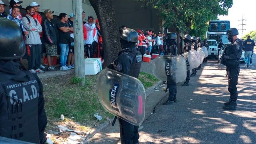 Panamericana: Detienen a cuatro micros de la barra de River y secuestran armas y drogas
