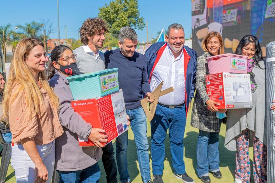 San Fernando: El intendente entregó 60 kits de costura a emprendedores
