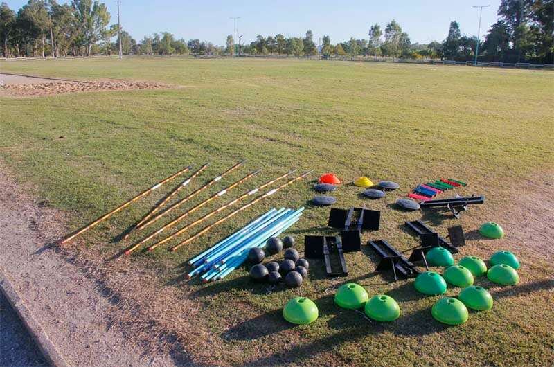 Bolivar: La Dirección de Deportes entregó materiales de atletismo para instituciones educativas