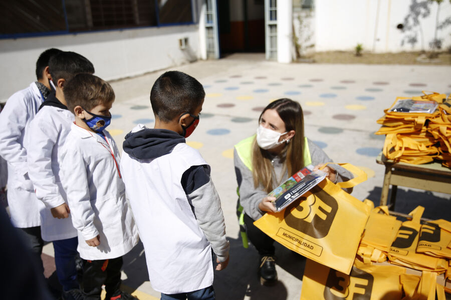 Tres de Febrero: Entregan Kits Escolares en barrios de bajos recursos