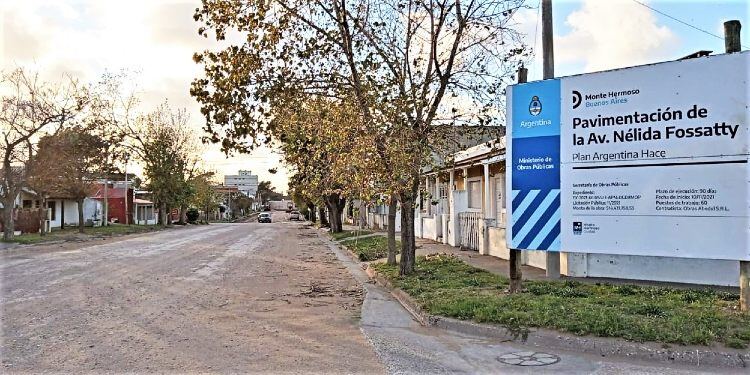 Monte Hermoso: Comenzó la pavimentación de la Avenida Fossatty