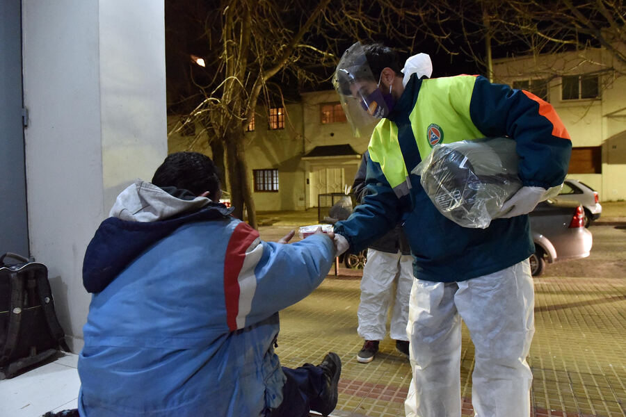 La Plata: Ante la ola de frío, el municipio asiste a personas en situación de calle