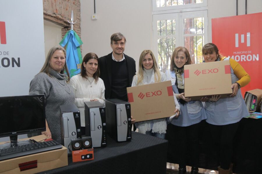 Morón: Entregan nuevo equipamiento a escuelas municipales