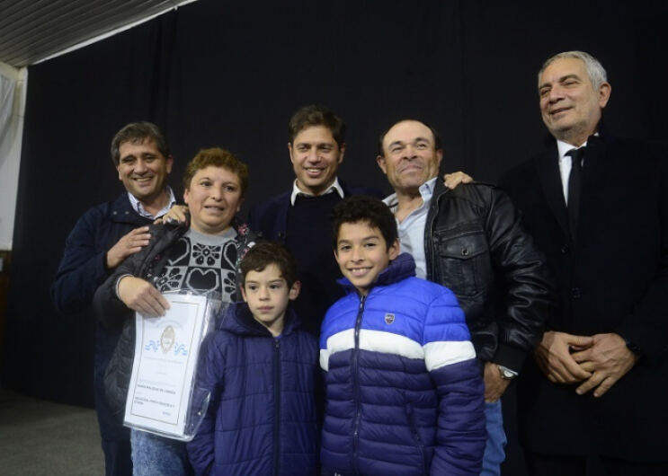 Lobería: Kicillof entregó más de 120 escrituras de viviendas a familias del distrito