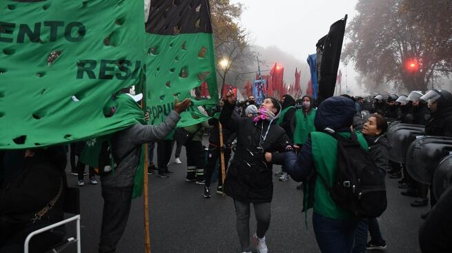 Organizaciones sociales acampan en Retiro para pedir que "bajen los precios"