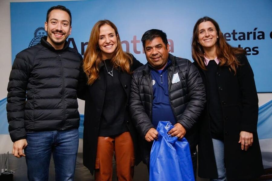 Tolosa Paz y Arrondo entregaron material deportivo a club de barrio de La Plata