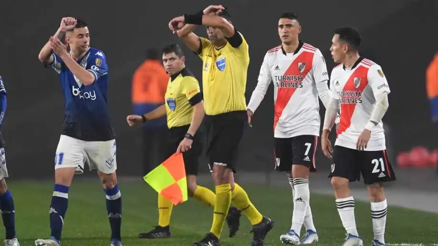 Con polémica y el VAR como protagonista, River quedó afuera de la Copa Libertadores en manos de Vélez