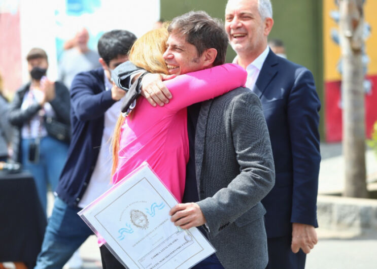 San Andrés de Giles: Kicillof entregó 82 escrituras a familias de la ciudad