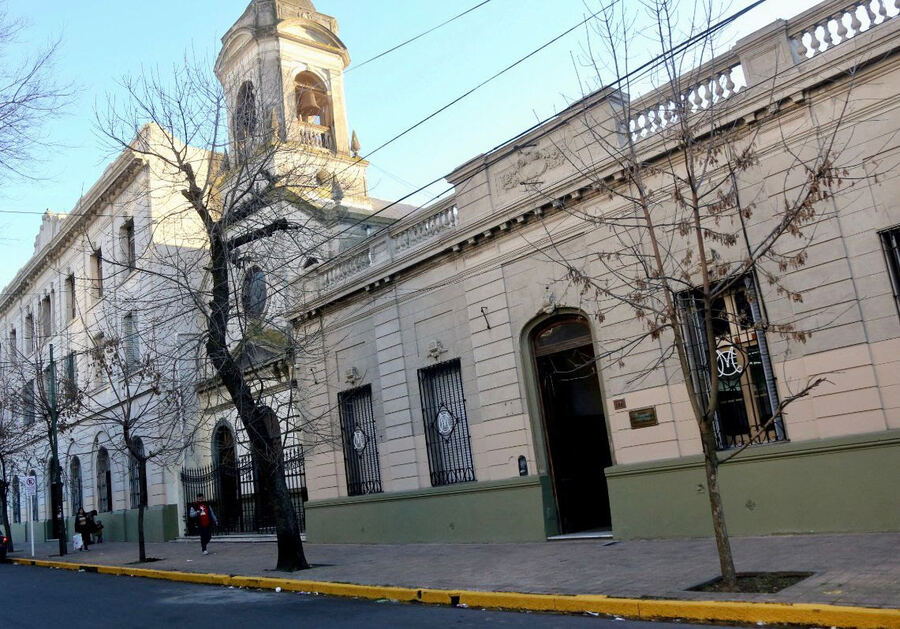 Para agilizar el tránsito en horario escolar, prohíben estacionar sobre un tramo de calle 4