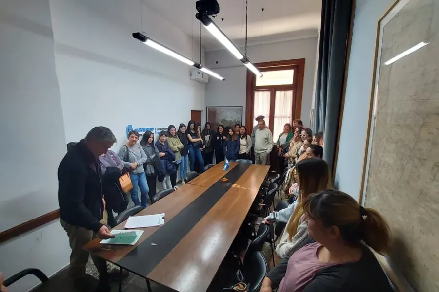 Navarro: La Municipalidad entregó becas a los alumnos, alumnas y docentes.
