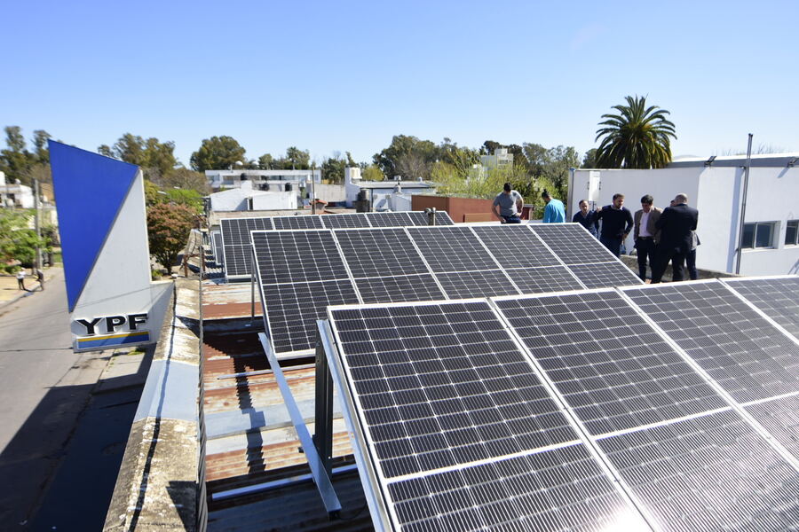 La Plata: Inauguran la primera estación de servicio con paneles solares