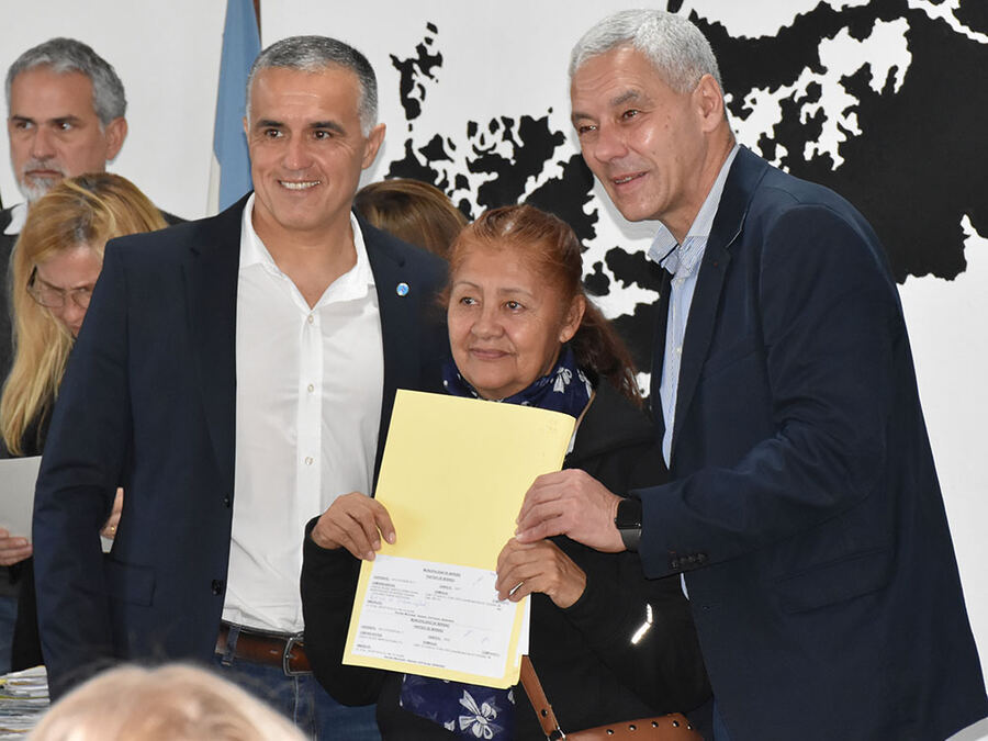 Berisso: Fabián Cagliardi participó de la firma de 138 trámites de Escrituras Propietarias
