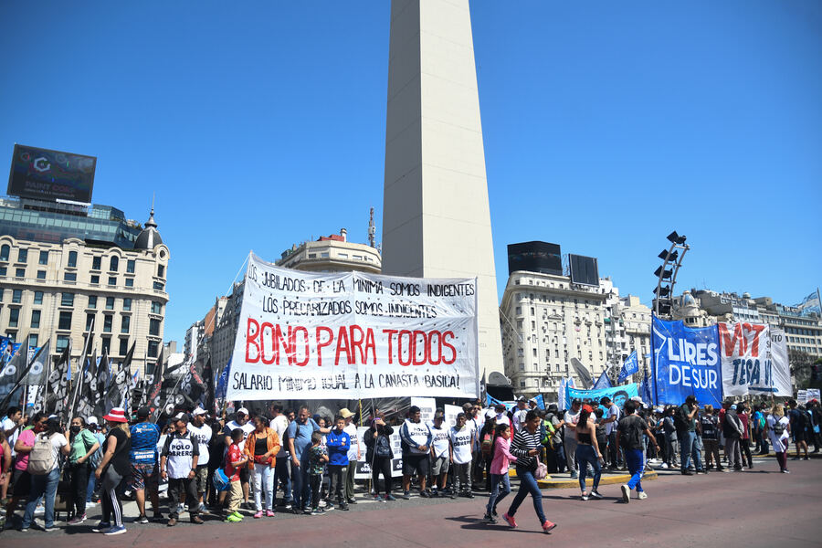 Militantes de Unidad Piquetera reclamaron el bono de 45 mil pesos "para todos"