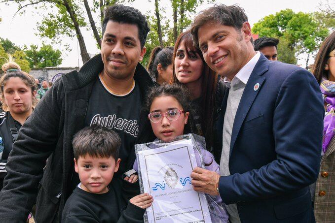 Quilmes: Kicillof entregó 237 escrituras gratuitas para familias del municipio