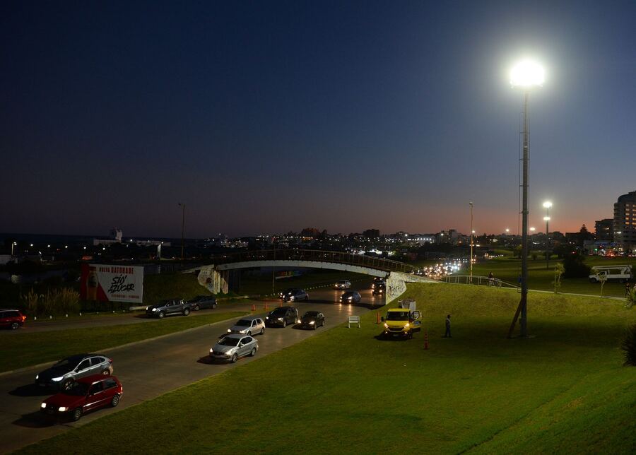 Mar del Plata: La Municipalidad restauró y renovó las torres de iluminación de Punta Mogotes