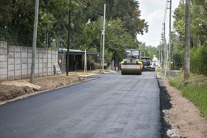 Escobar: Avanzan obras de asfalto sobre las calles Islandia y Albert Schweitzer en Belén de Escobar