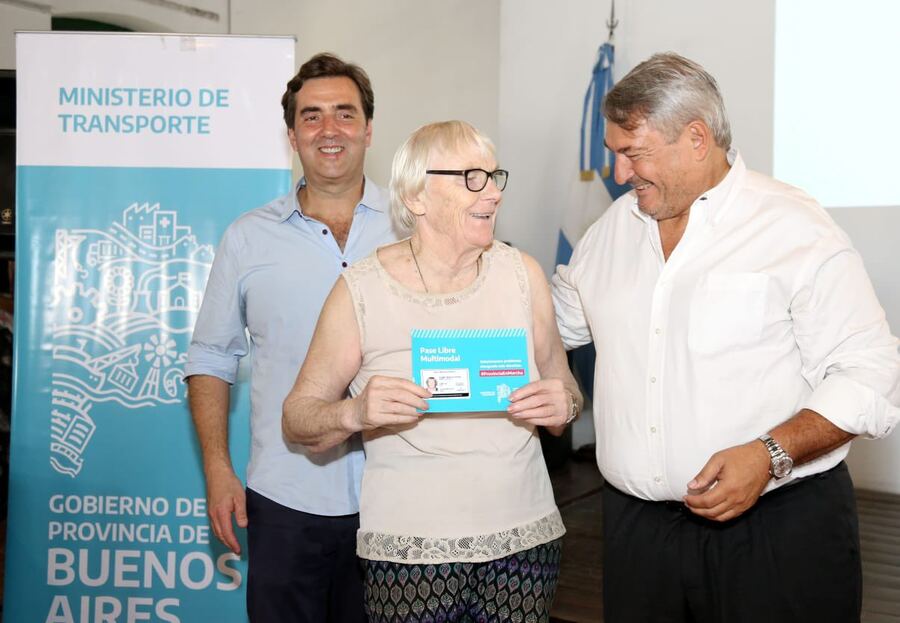 Luján: El intendente entregó 300 Pases Libres Multimodales