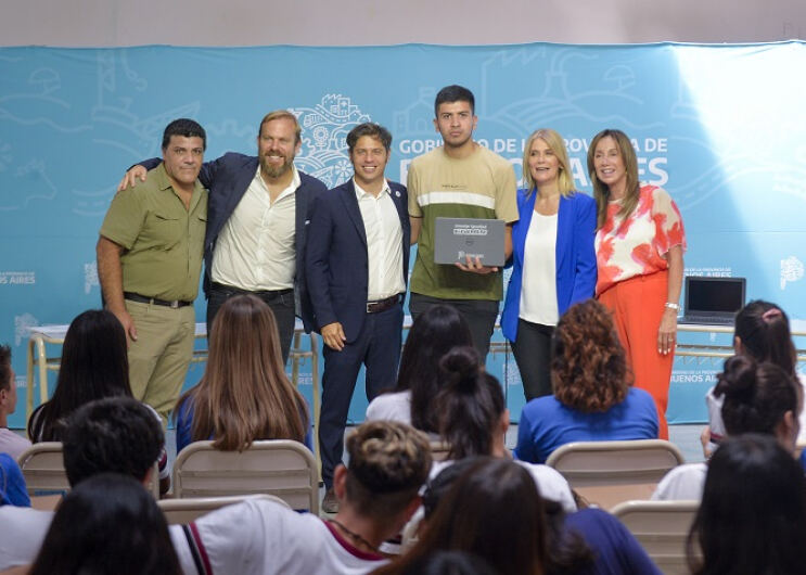 Ezeiza: Kicillof entregó 393 computadoras a estudiantes de la Escuela Secundaria N°2
