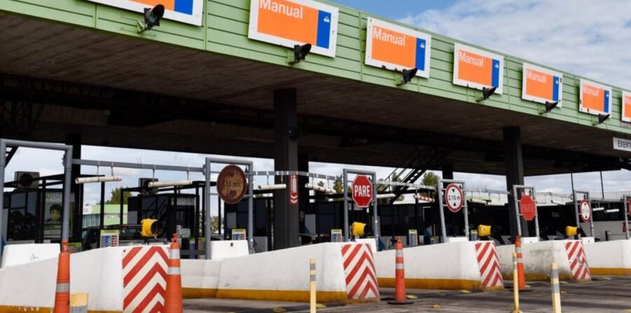 Trabajadores del peaje levantan las barreras y se puede pasar gratis