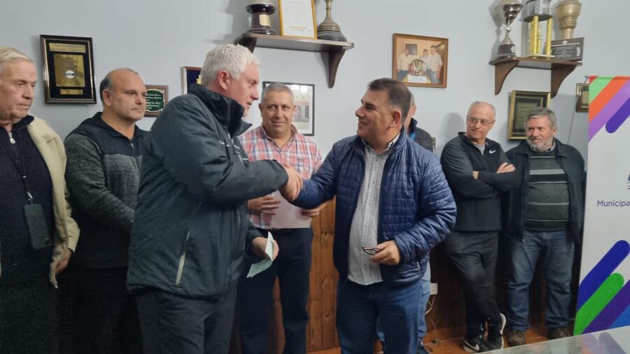 Azul: El municipio realizó la entrega de aportes económicos a clubes de fútbol