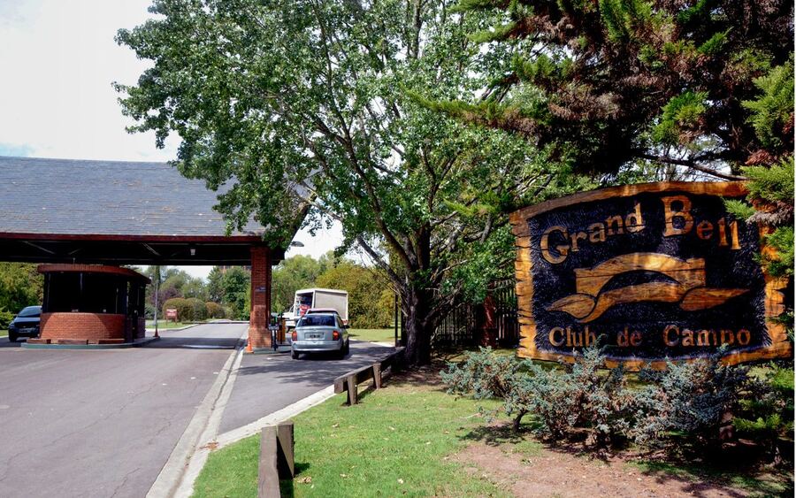 La Plata: Sospechan de un entregador en el millonario robo en el country Grand Bell