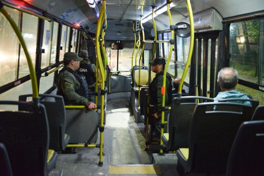 Envían efectivos de Gendarmería a custodiar línes de colectivos del conurbano