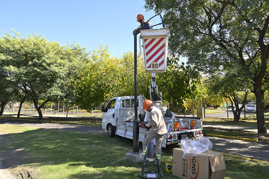 Tigre: Avanza la instalación de luminarias LED en la calle Los Talas de General Pacheco