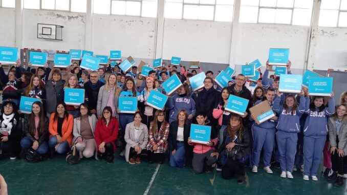 Rauch: La Provincia entregó 99 netbooks del programa “Conectar Igualdad"