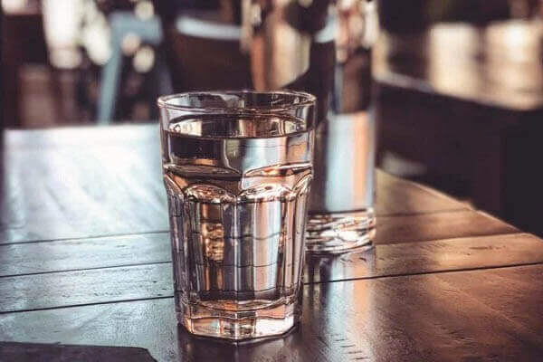 Promulgan ley para que locales bailables y bares den agua gratuita a los clientes