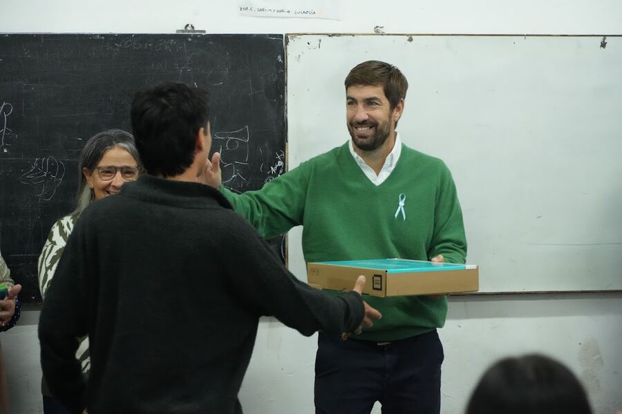 Mercedes: Continúa la entrega de notebooks a estudiantes secundarios