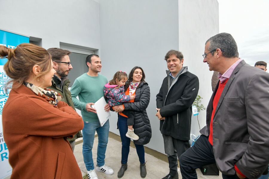 Kicillof entregó viviendas y dijo que "hay que seguir construyendo en vez de proponer dinamitar todo"