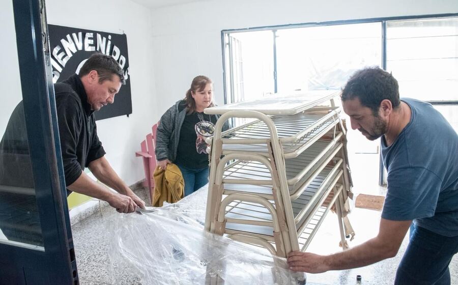 Olavarría: Entregan nuevo mobiliario en escuelas públicas de la ciudad
